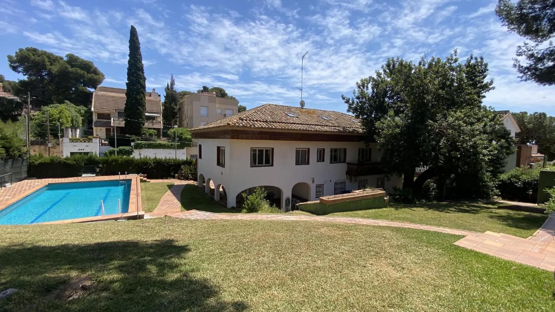 R161 Villa Franca 2 Piscinas, Jardin, Tenis كالافيل